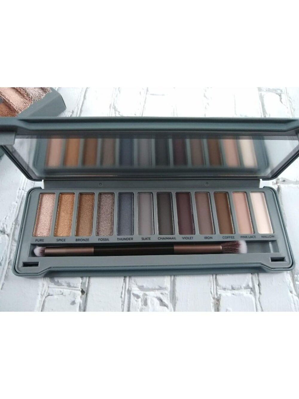 Lacura Smoky Eyeshadow Palette With 12 Shades & Brush For Bold & Neutral Looks